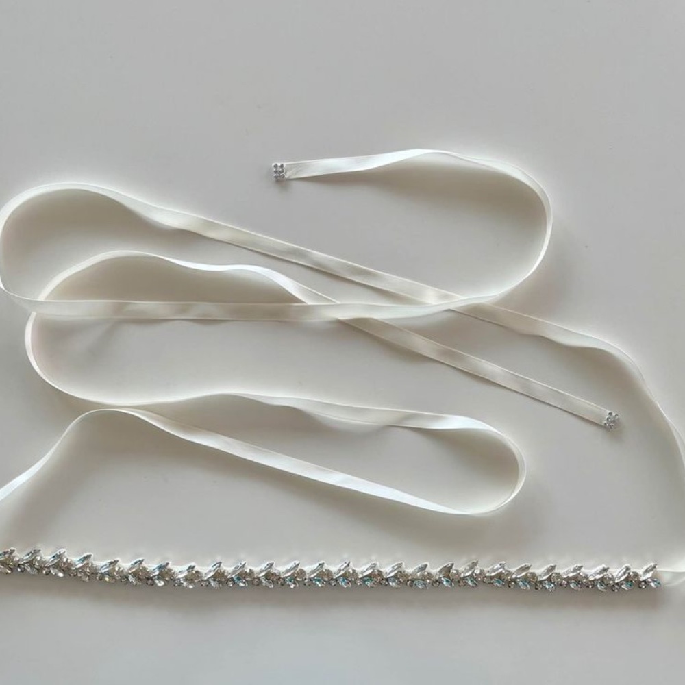 Beautiful bridal belt to pair with your dress!!